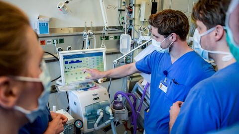 Haiglaarste juhendatakse Eppendorfi ülikooli kliinikumis ventilaatorit kasutama. Haiglaarste juhendatakse Eppendorfi ülikooli kliinikumis ventilaatorit kasutama.