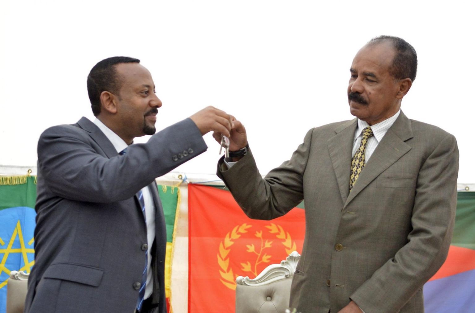 Etioopia peaminister Abiy Ahmed (vasakul) ja Eritrea president Isaias Afwerki mullu suvel Addis Abebas Eritrea saatkonna taasavamisel.
