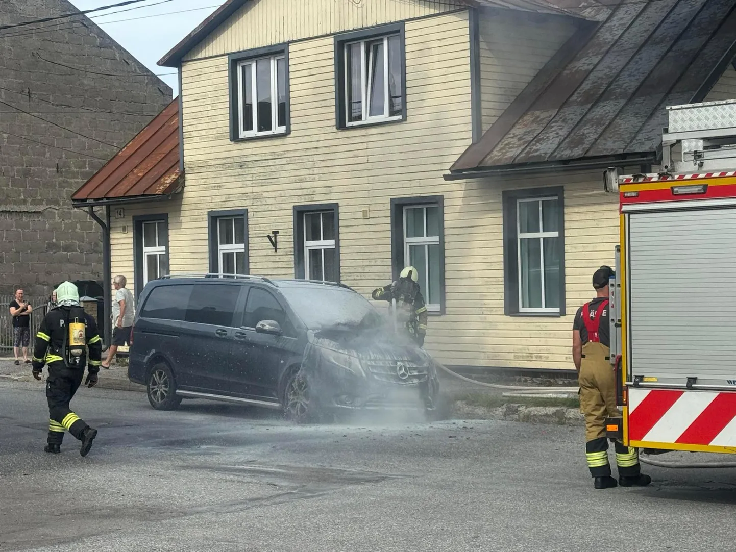 В жилом районе Пярну подожгли автомобиль Mercedes-Benz.