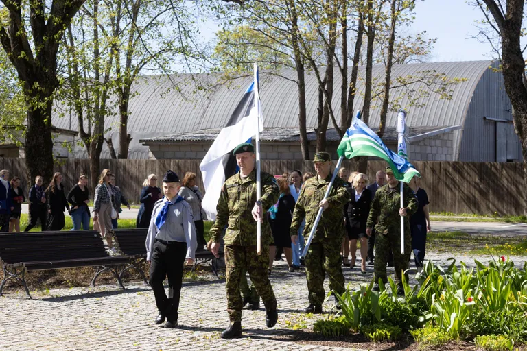 Rongkäiku ootas pühakoja ees ja sees palju rahvast.