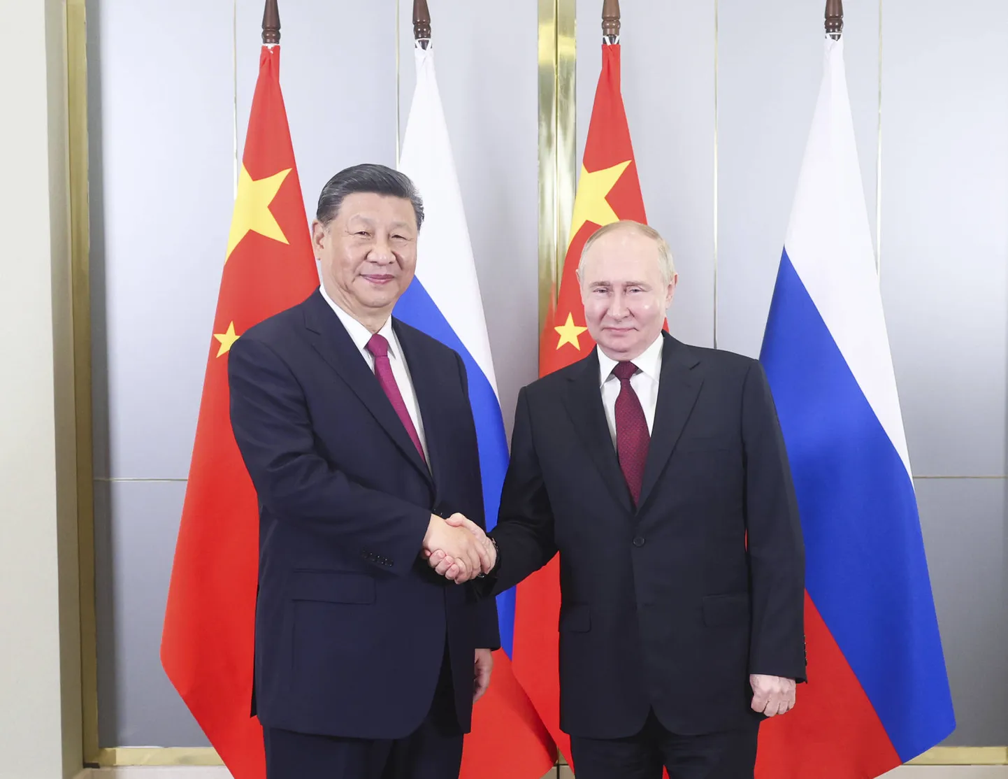 Isolatsioon ja sanktsioonid on Trumpi vaatest tõuganud Venemaa Hiina sülle. Pekingi mõju Moskvale soovib Trump igal juhul vähendada, sest Xi's näeb ta enda peamist rivaali globaalses võitluses. Hiina ja Venemaa presidentide kohtumine Astanas eelmise aasta 3. juulil. Foto: Ju Peng
