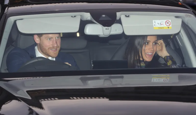Buckinghami palees toimus kuninganna Elizabeth II traditsiooniline jõululõuna. Kohal olid ka prints Harry ja Meghan Markle.