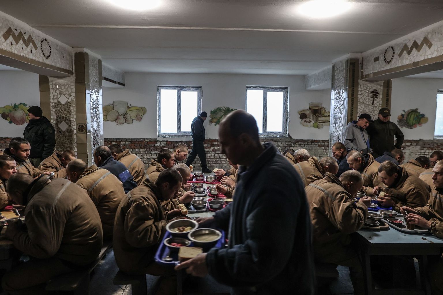 Vene vangid Ukraina vanglas lõunat söömas.