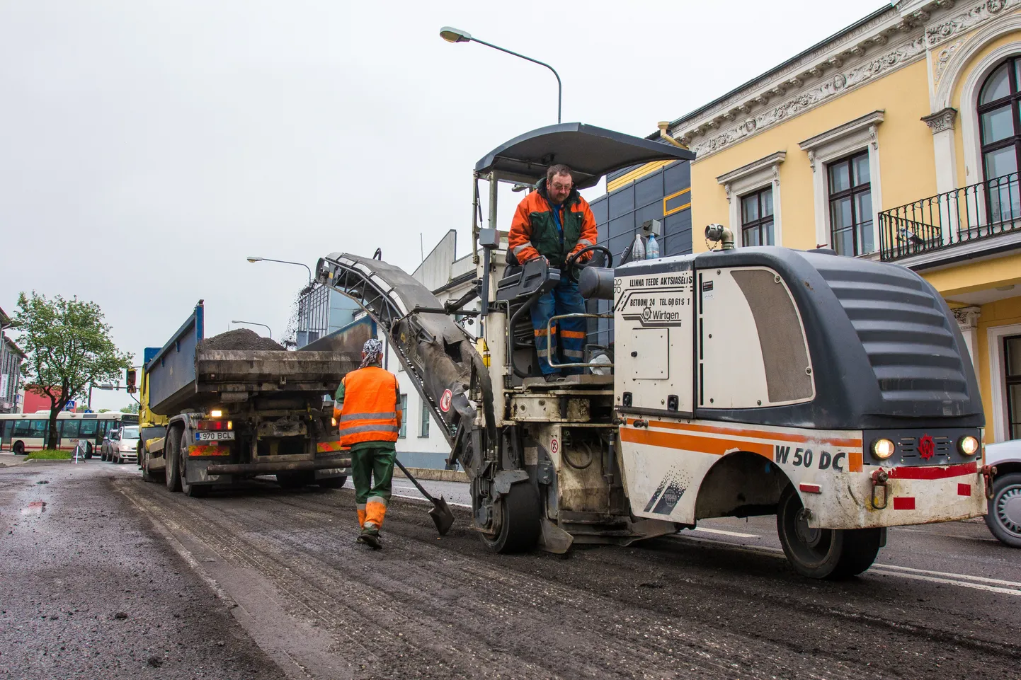 Mullu freesiti asfalti Viljandi kesklinnas, kõige tihedama liiklusega ristmikul.