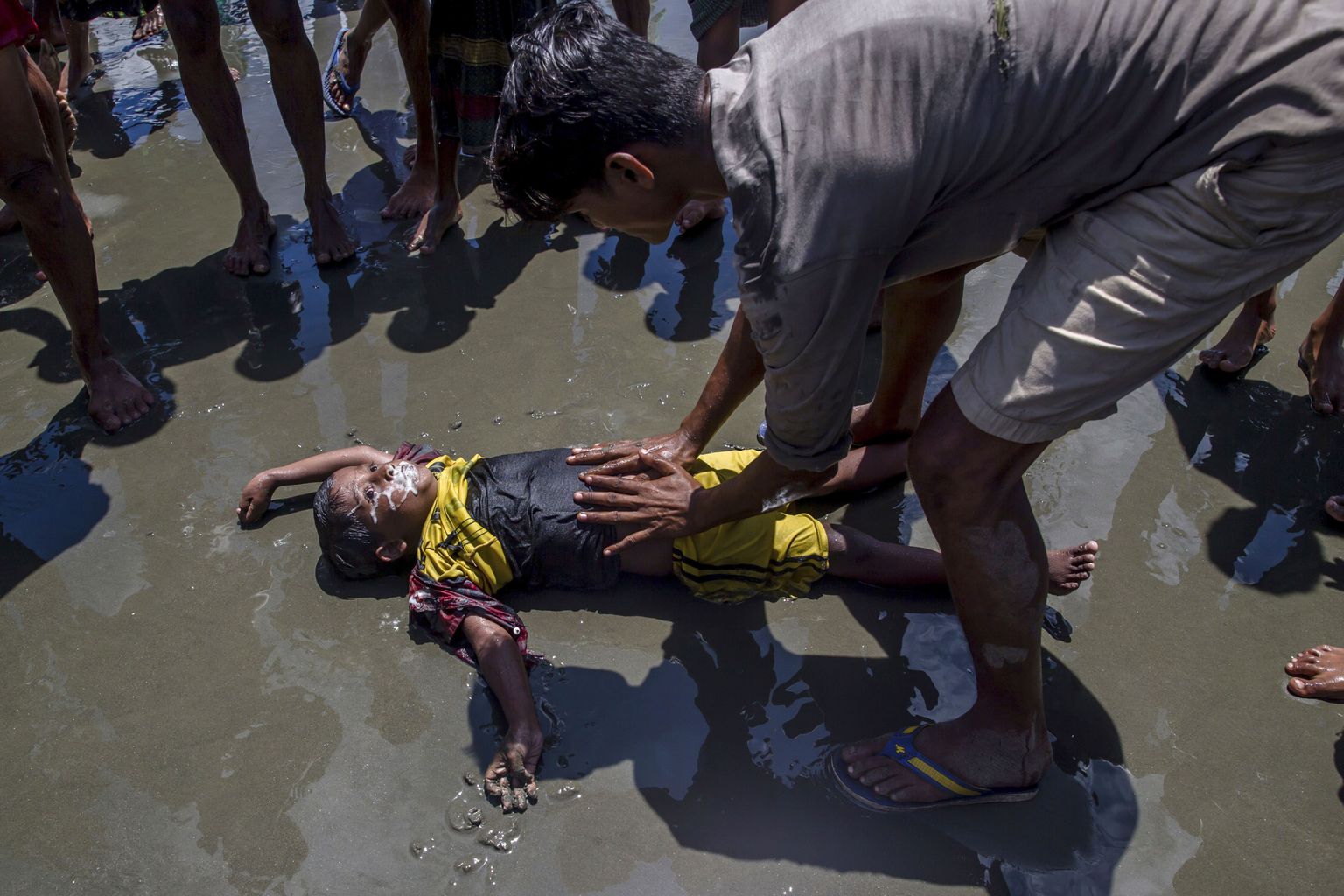 Rohingja laps, keda elustatakse peale seda, kui paat millega ta oli teel Bangladeshi ümber läks.