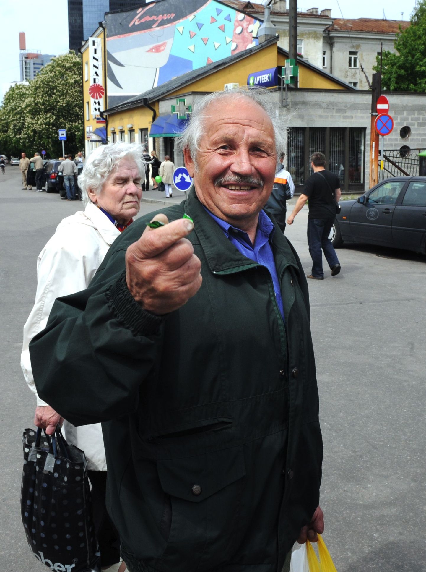 Saue mees Lembit Vahar tahtis täispuhumata õhupalli, millega on mugavam bussi minna.