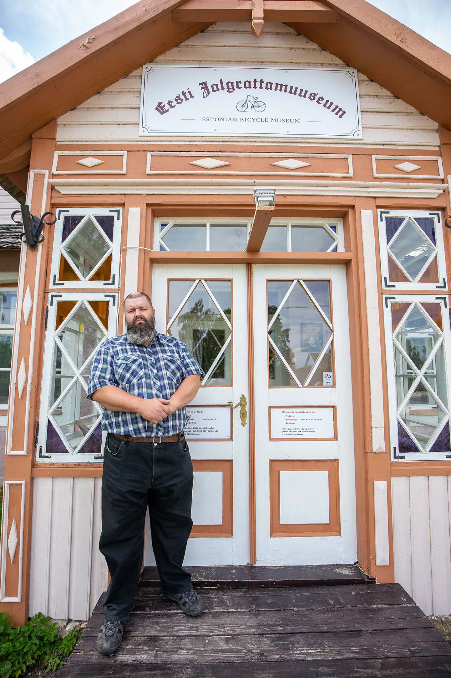 Valdo Praust seisab Jalgrattamuuseumi lävel, kus eile toimus ka tema raamatu esitlus. Muuseum on ehitatud endisesse Väätsa vallamajja.