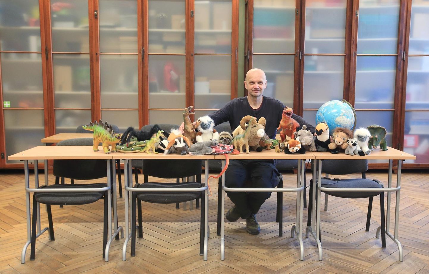Gottfried Albrecht Germanni aumärgi nr 3 kavaler Aivo Tamm tutvustab koolijütsidele loodusmuuseumis elutsevaid loomi, aga ka topised ja mänguasjad on vajalikud õppevahendid.