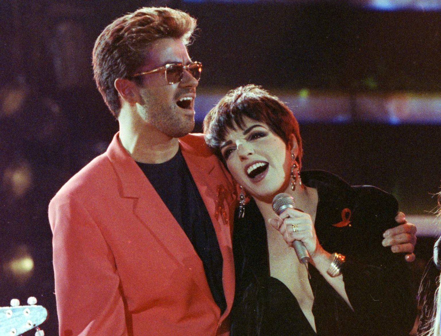 George Michael koos Liza Minelliga aastal 1992 Londonis Freddie Mercury mälestuskontserdil, mille tulud läksid AIDSi-fondi.