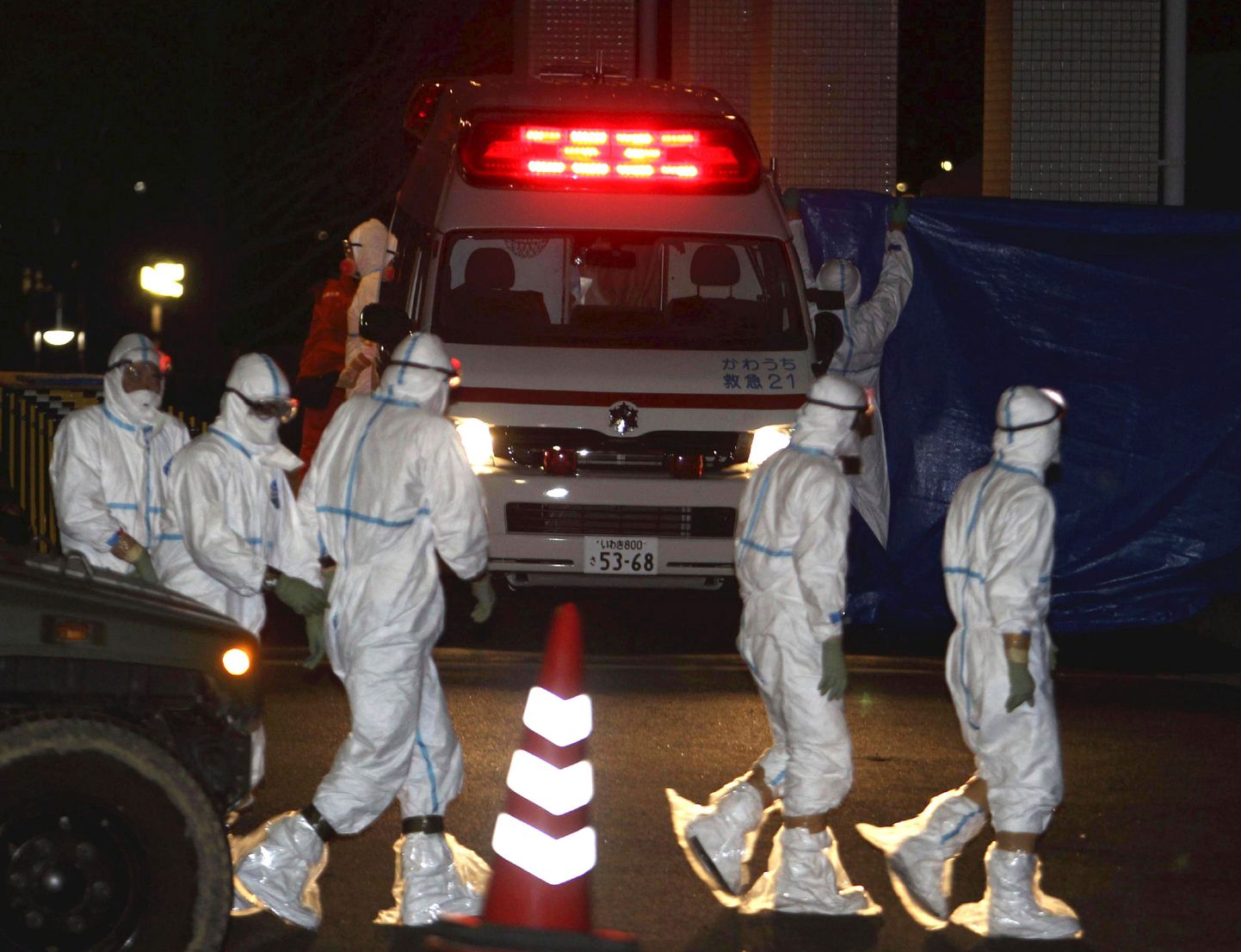 Fukushima haigla kaitseülikondades meditsiinitöötajad vastu võtma tuumajaamas kannatada saanud töötajaid