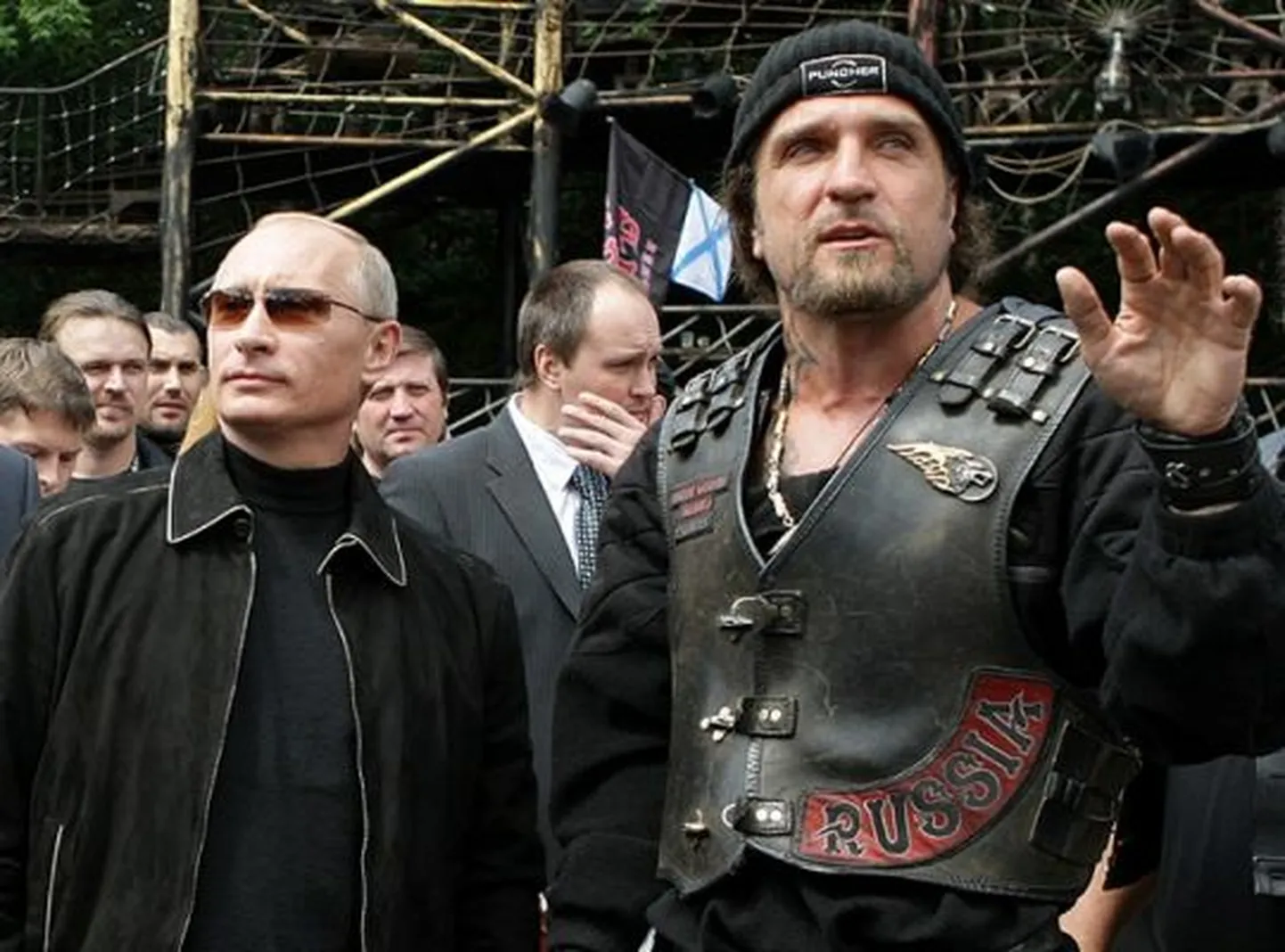Vene president Vladimir Putin (vasakul) koos Ööhuntide juhi Aleksandr Zaldostanov.