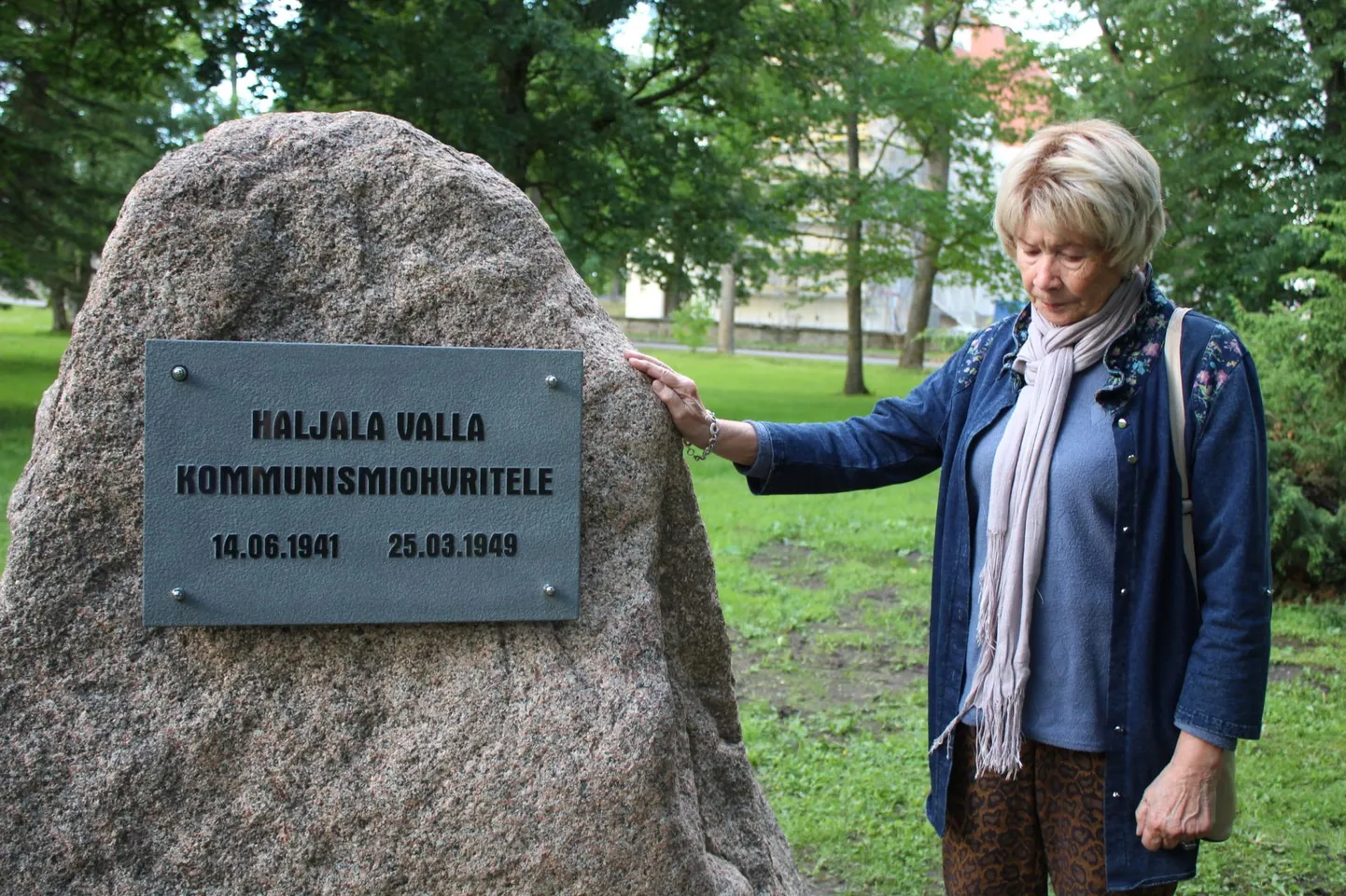 Mai-Ruth Kõrgend Haljala kommunismiohvrite mälestuskivi kõrval.