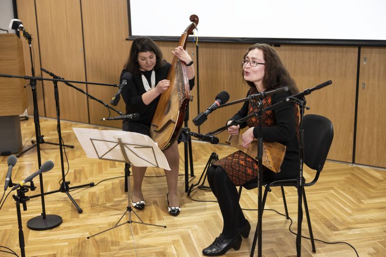 Emakeelepäeva sündmusel musitseerivad Eesti Kirjandusmuuseumi töötajad Inna Lisnjak ja Helen Kõmmus (paremal).