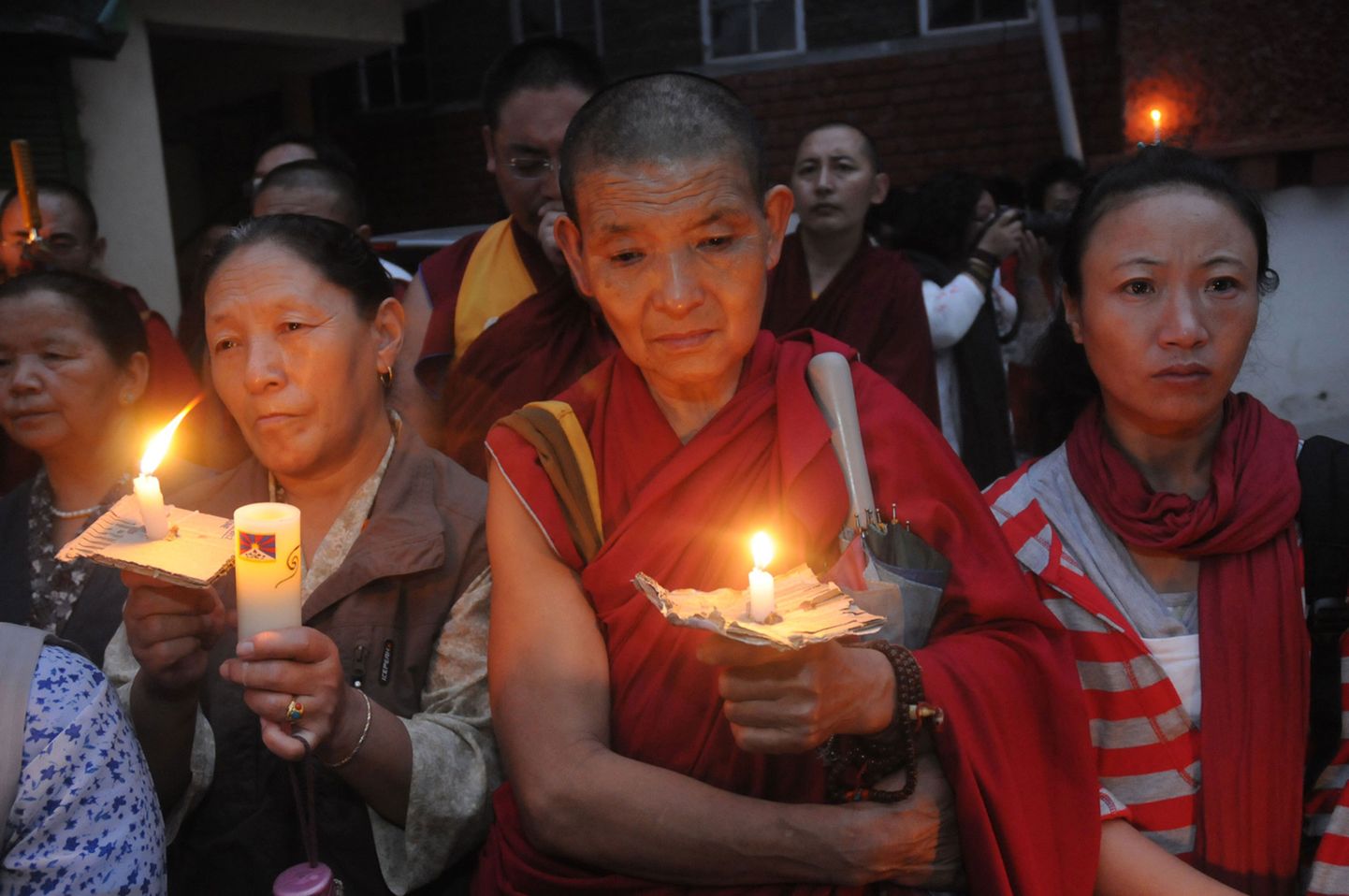 Eksiilis elavad tiibetlased mälestamas enesesüütamise ohvreid.