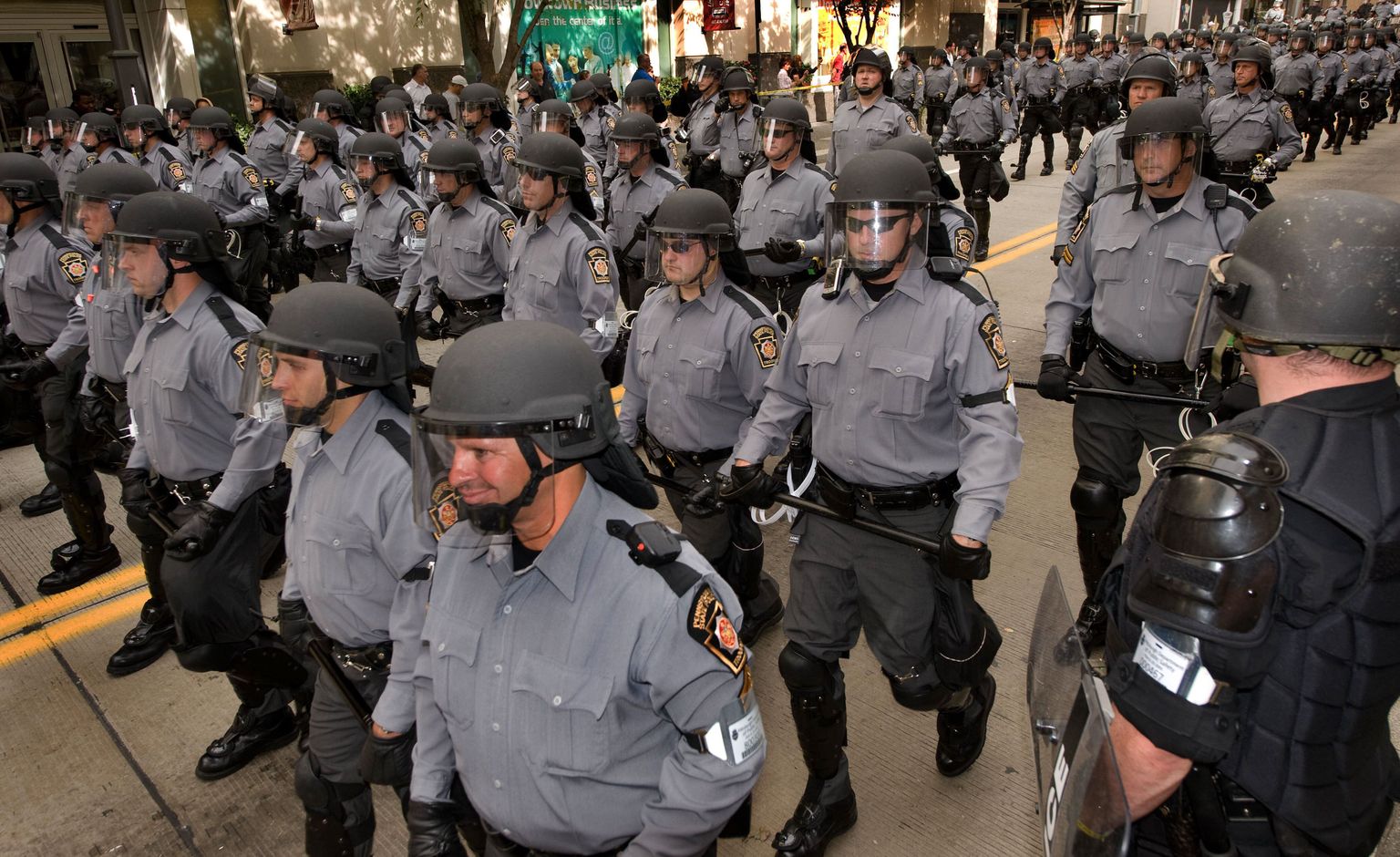 Ühendriikide politseinikud Pittsburghi linnatänavatel.