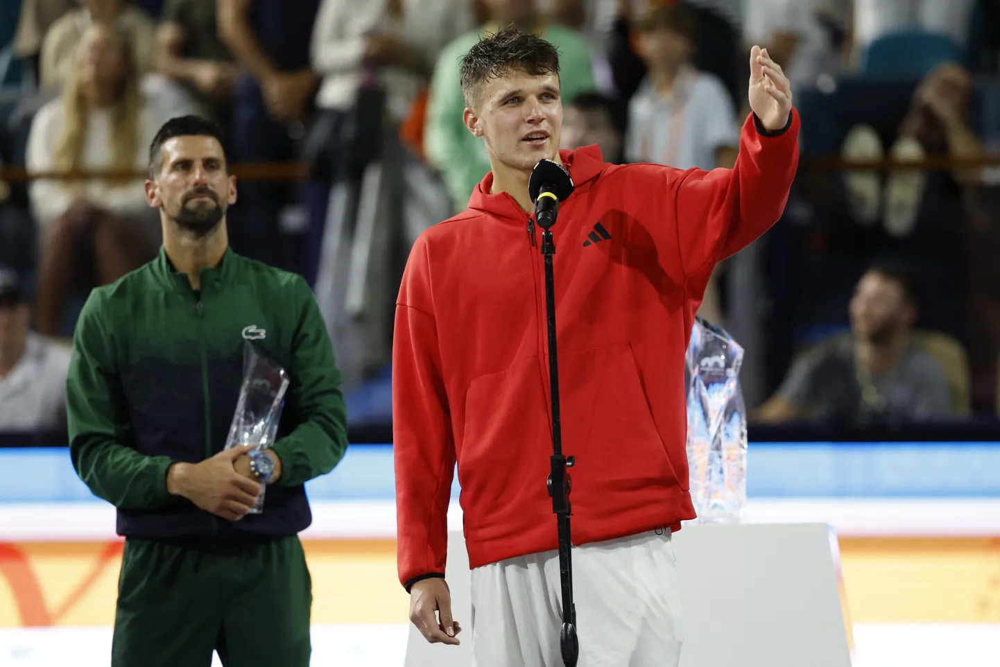 Jakubs Menšiks (no labās) un Novaks Džokovičs