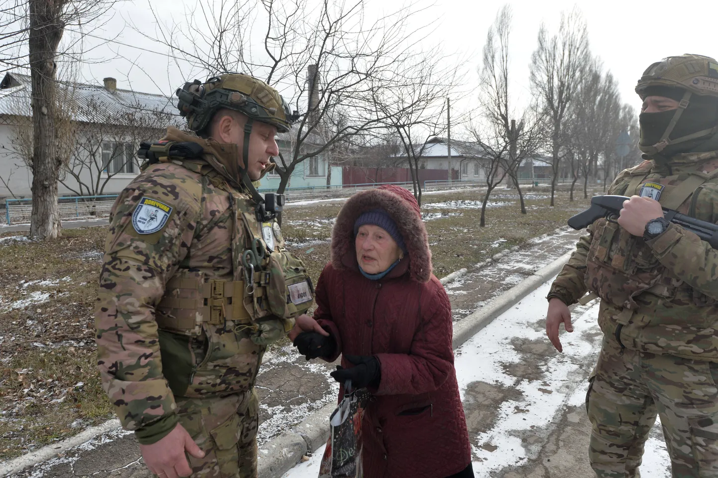 Ukraina sõdurid evakueerivad rindelähedase Pokrovski elanikke.
