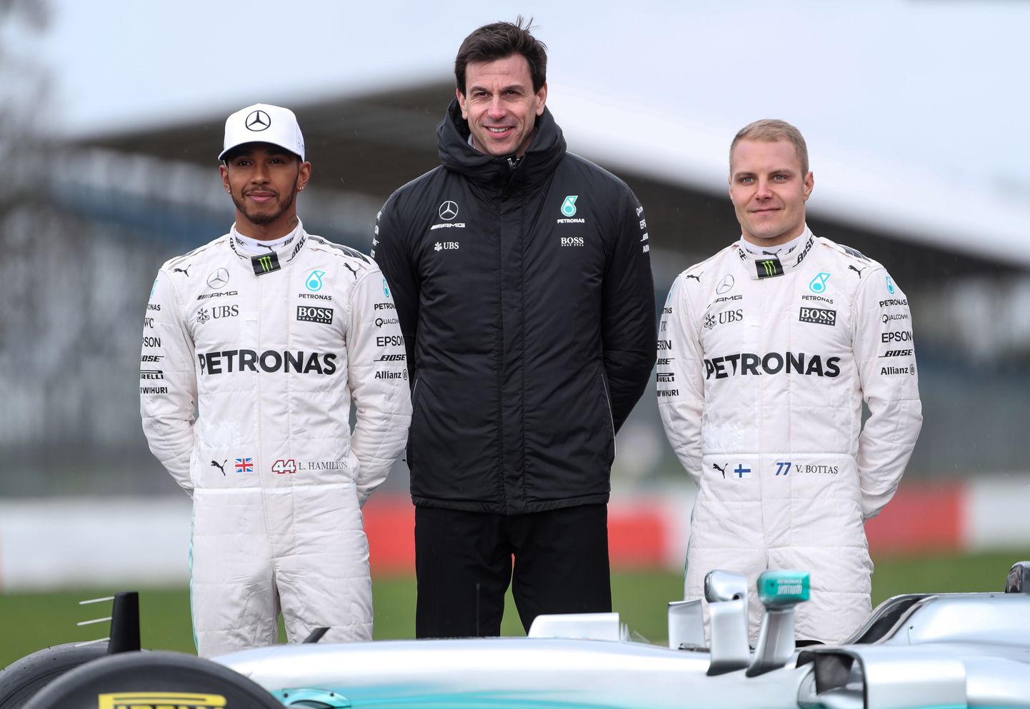 Mercedese piloodid Lewis Hamilton (vasakul) ja Valtteri Bottas (paremal) koos tiimipealiku Toto Wolffiga.