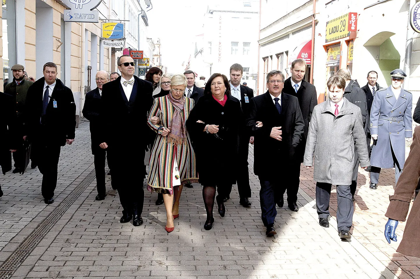 Lisaks aulaloengule kohtus Komorowski Tartu Ülikooli ja Tartu linna juhtide ja siinse Poola kogukonna liikmetega ning tegi jalutuskäigu Tartu kesklinnas.