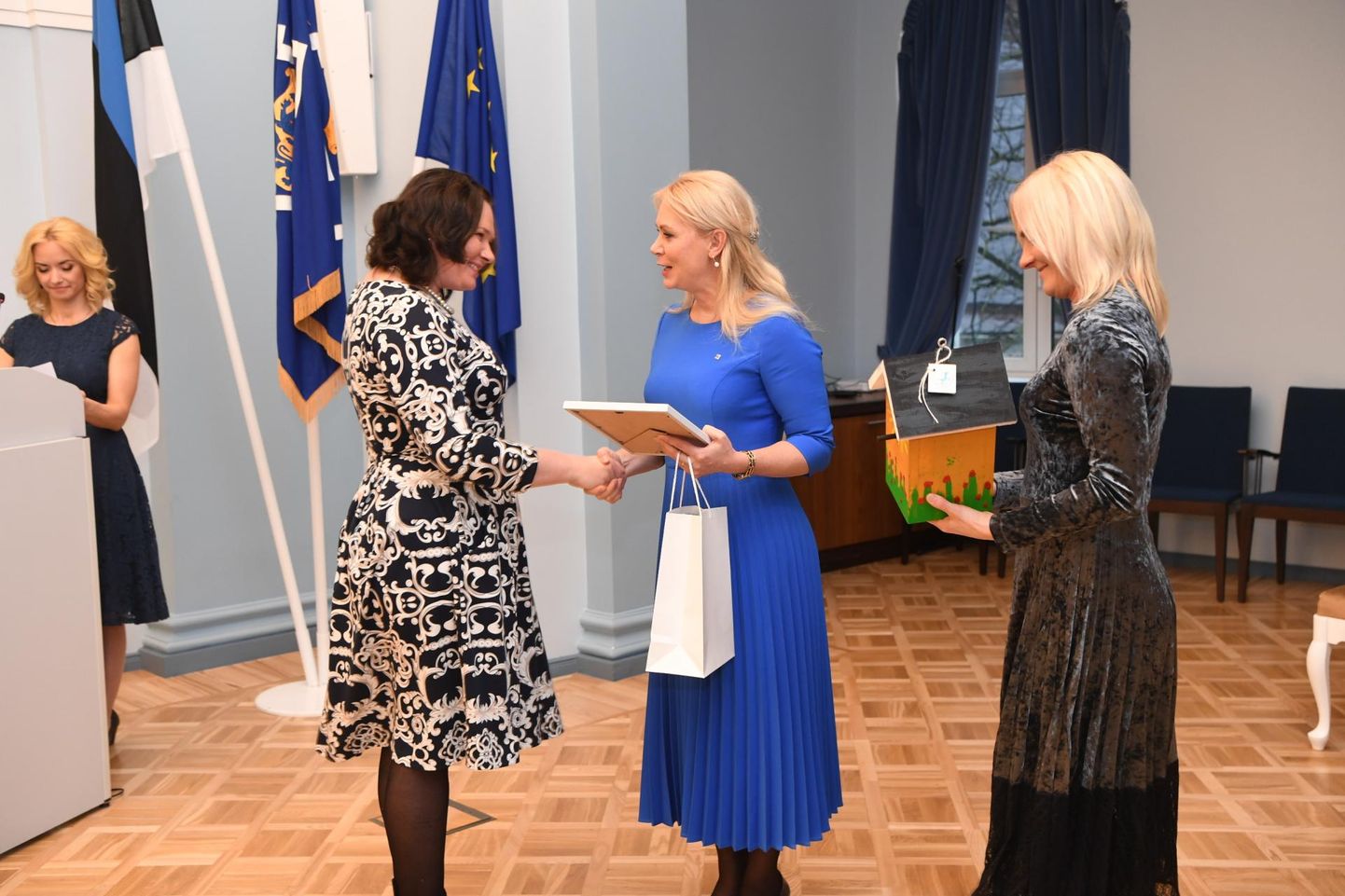 Rahvastikuminister Riina Solman tunnustas Pärnu Tervise Paradiisi kui peresõbralikku ettevõtet.