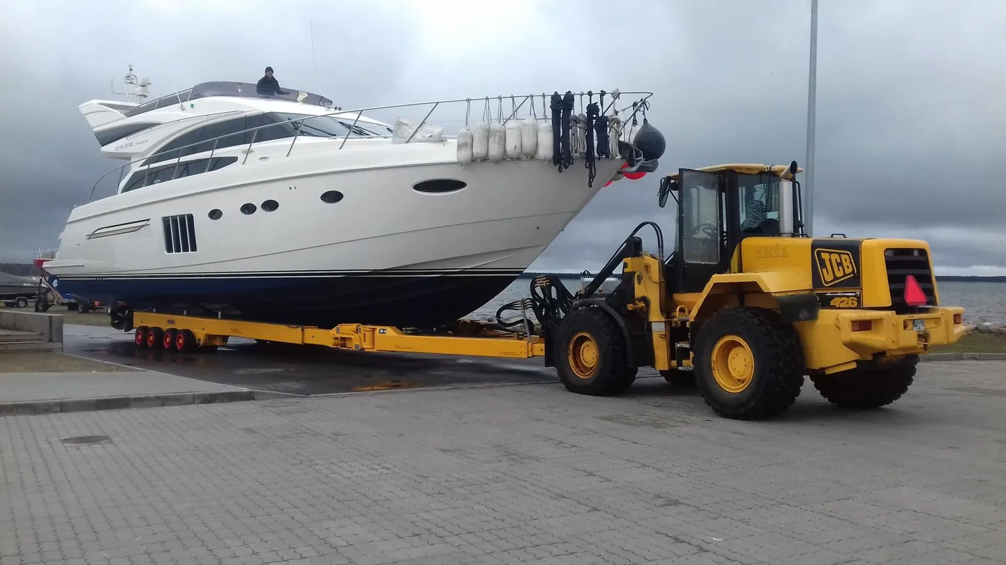 Mootorjahtide veest välja võtmine ja transport Yachts Service’i Kärdla hooldushallis FOTO: Marko Ollik