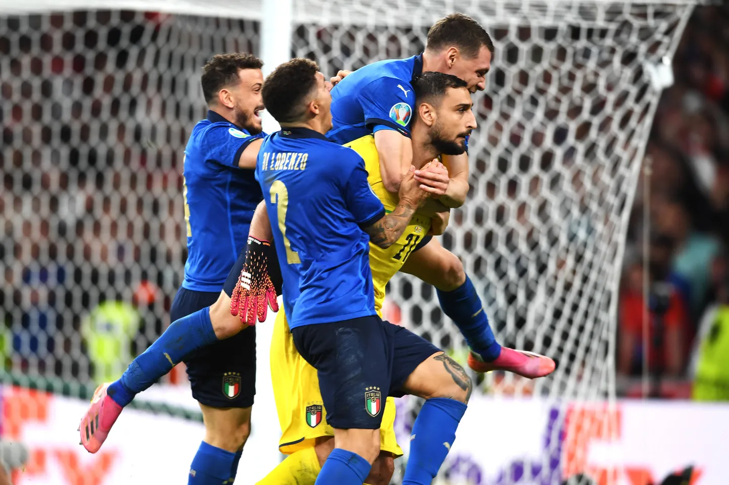 Gianluigi Donnarumma (kollases) sai võidust aru alles siis, kui tiimikaaslased seda talle ütlesid.
