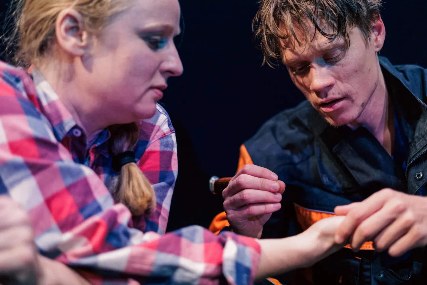 «Üksik» räägib inimestest, kes on nii kõvasti haiget saanud, et isegi kividega pea purustamise piin pole sisemisest valust tugevam. Kati Ong ja Sander Rebane Endla teatri lavastuses «Üksik».