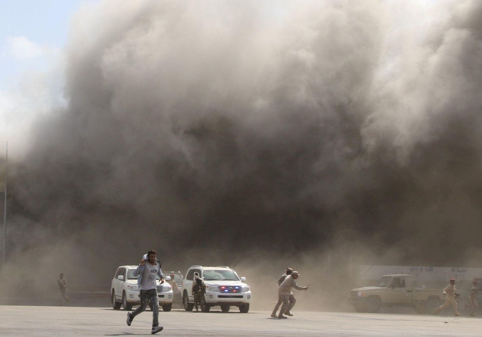 Adeni lennujaamas toimunud plahvatustega tõusnud tolmupilved. 