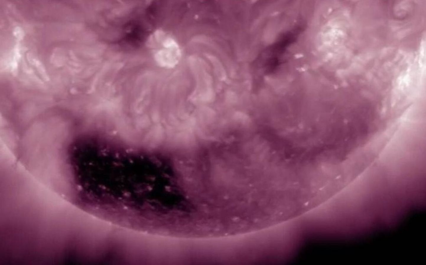 NASA leidis päikeses neljakandilise «augu»