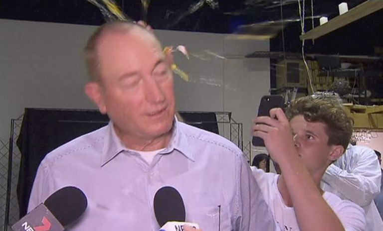 Kaader videost, millel 17-aastane austraallane Will Connolly senaator Fraser Anningile muna pähe katki lööb
