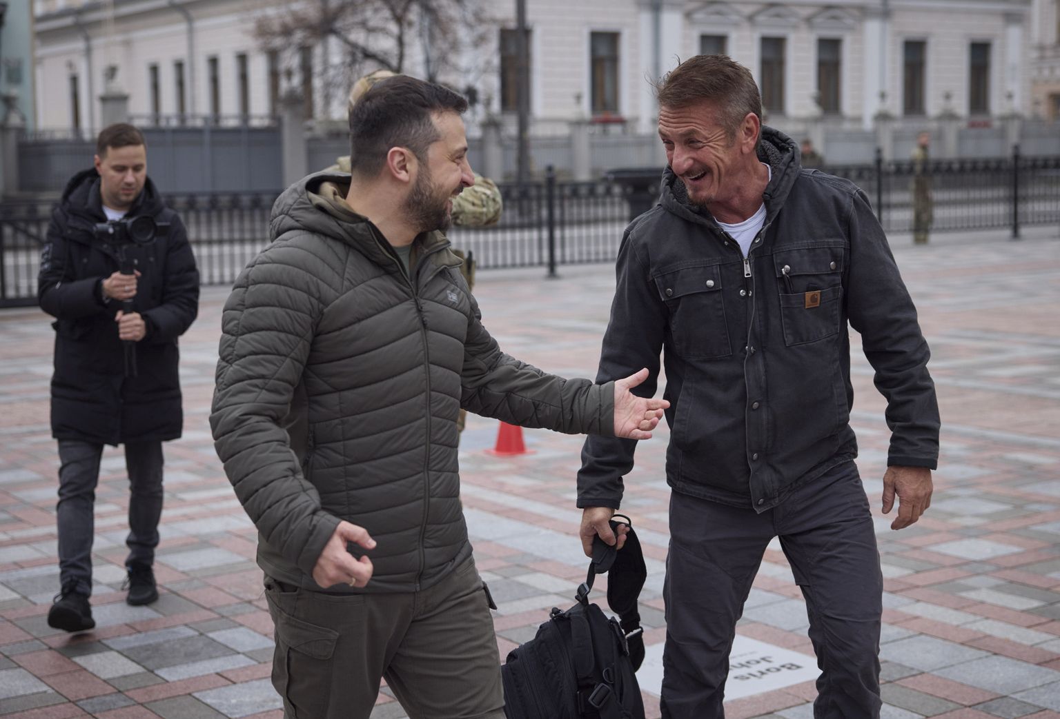 USA näitleja Sean Penn (paremal) külastas 8. novembril 2022 Ukrainat, kohtudes Kiievis Ukraina presidendi Volodõmõr Zelenskõiga