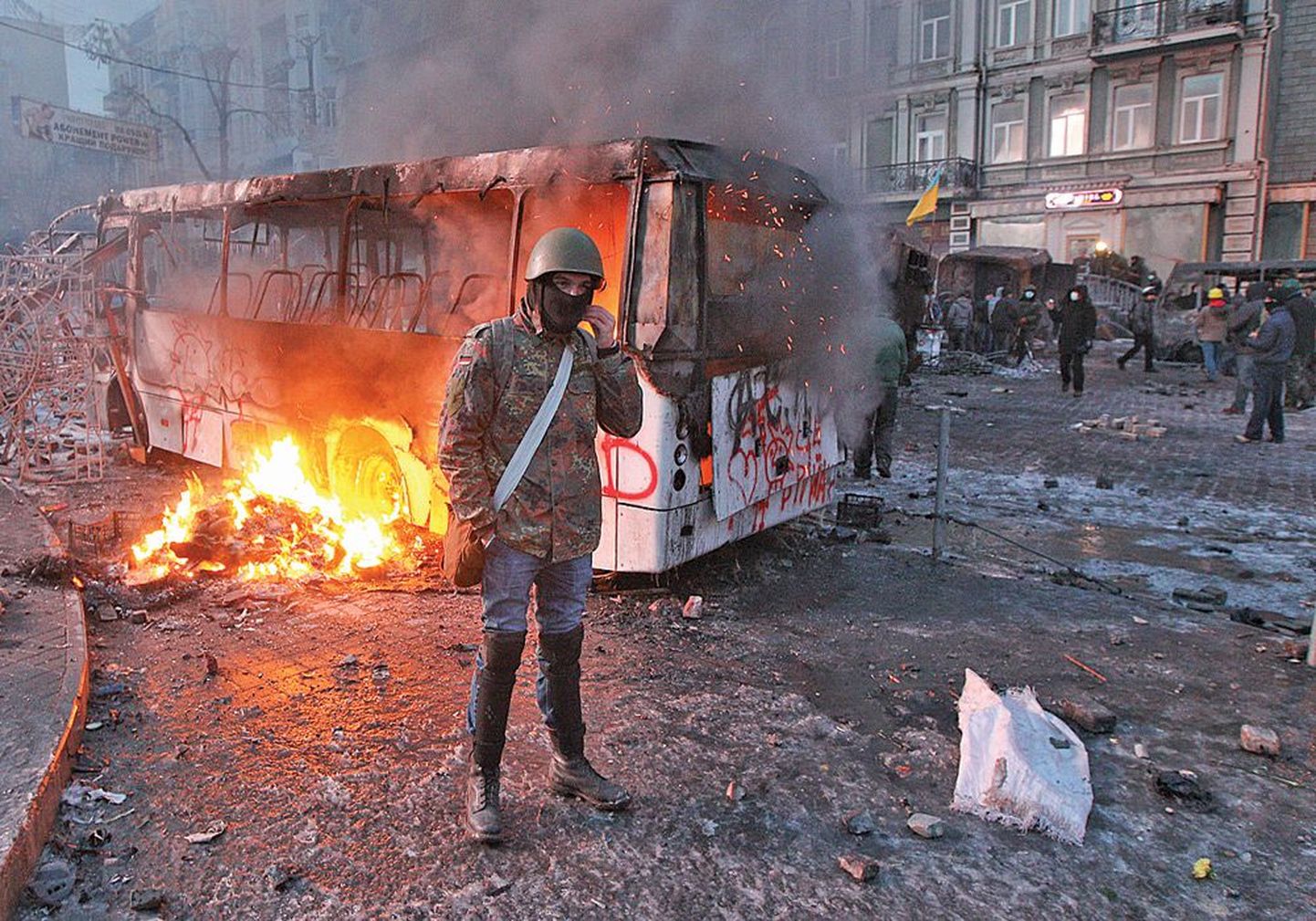 В понедельник окрестности правительственных зданий в Киеве все еще напоминали поле боя.