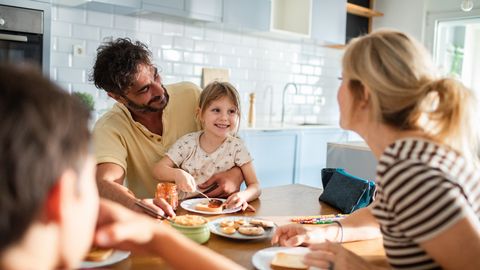 Родители все реже используют карманные деньги как награду