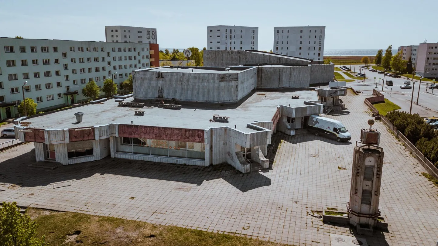 Pärnu linnavalitsus kärbib Papiniidu ja Mai tänava ristmiku äärde jääva kunagise kultuurikeskuse kinnistu hinda järgmisel enampakkumisel kümnendiku võrra.