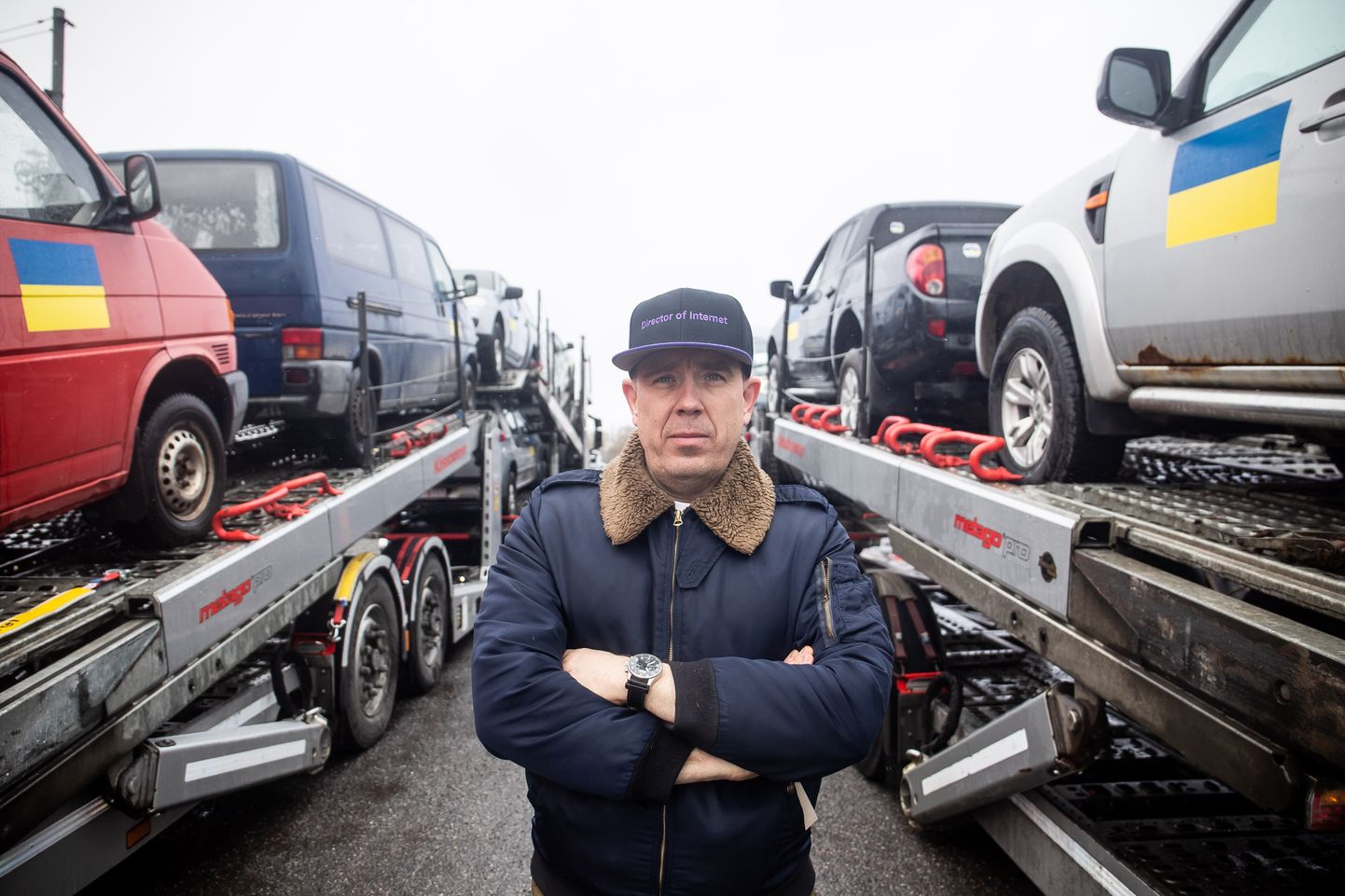 Предприниматель и инициатор акции Рагнар Сассь на фоне пожертвованных машин.
