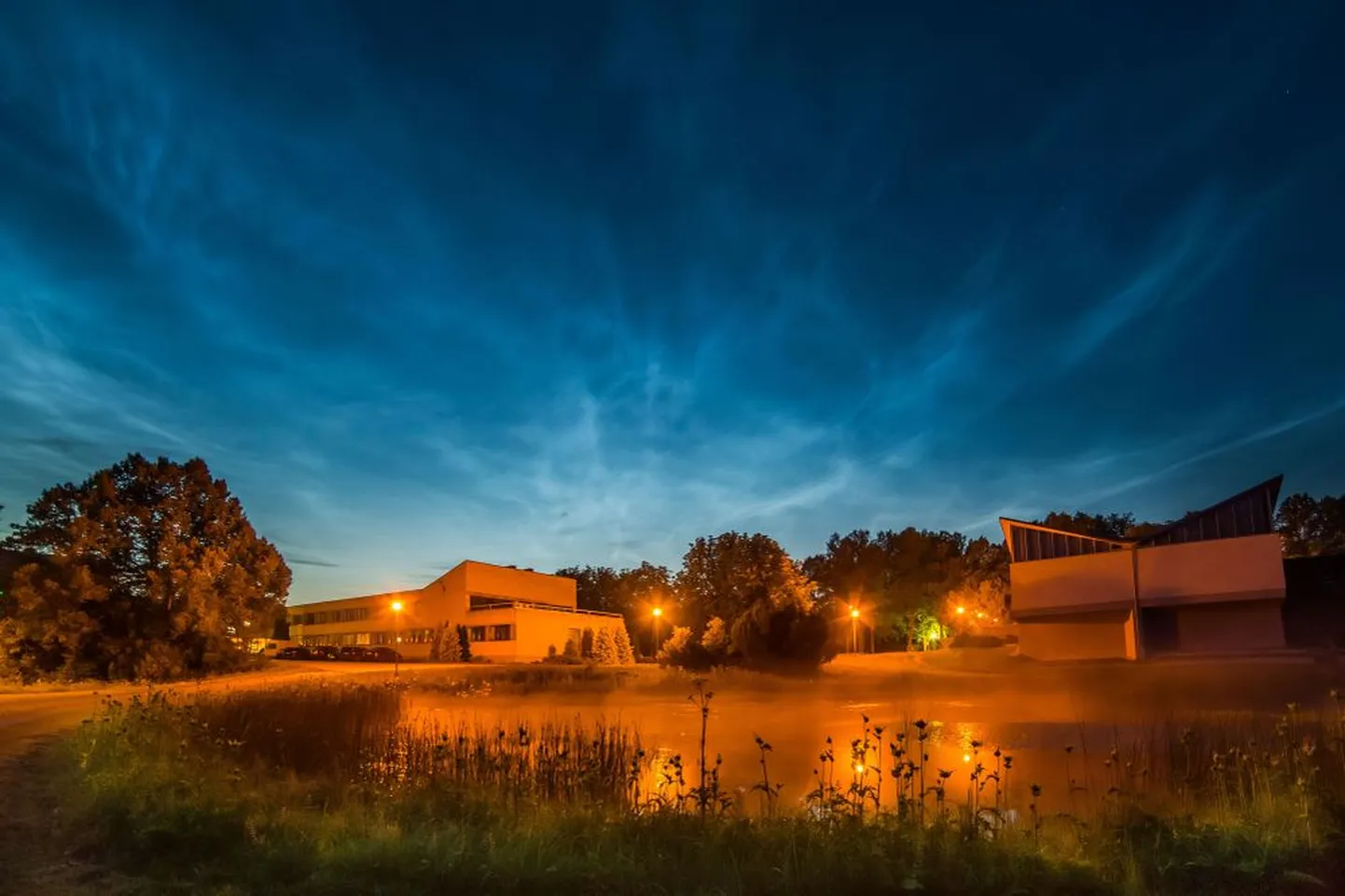 Helkivad ööpilved Jänedal tõi foto autorile fotokonkursi peapreemia.