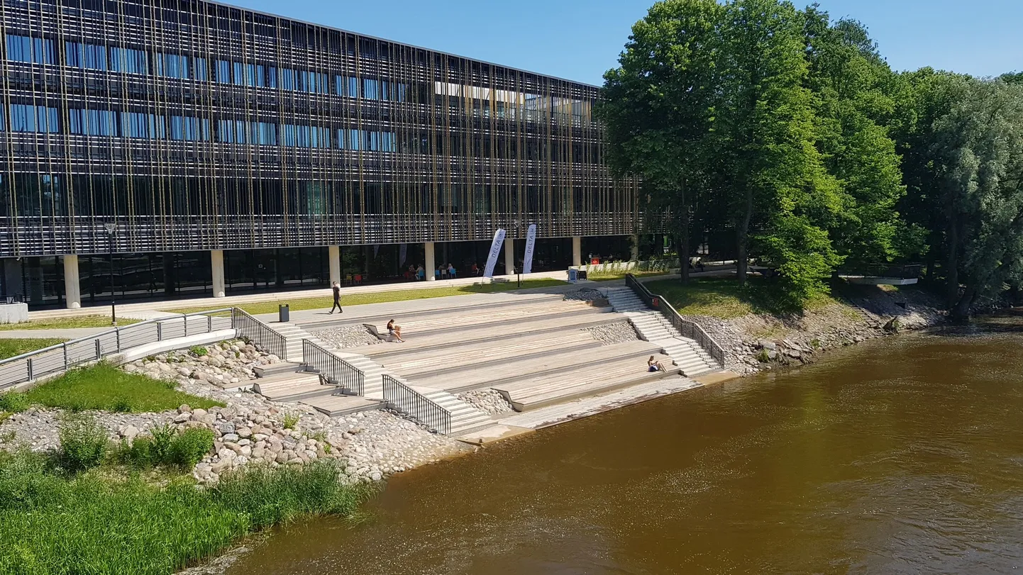 Vaade Vabadussillalt terrassile ja Delta keskusele.