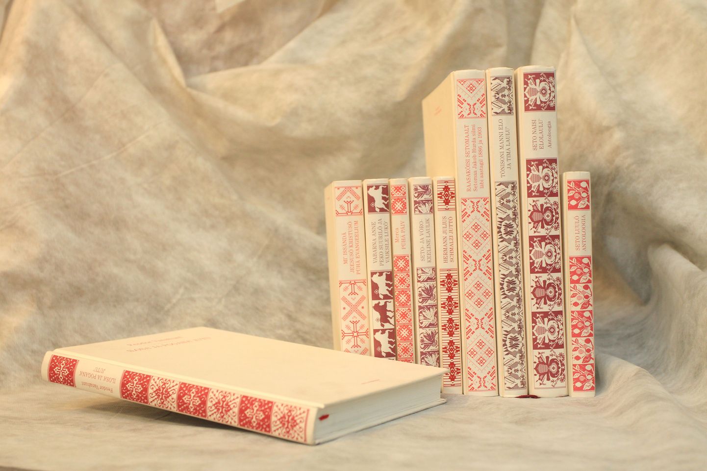 Kujundaja Agnes Ratas on «Seto kirävara» sarja iga raamatu selja kaunistanud erineva mustriga. Need on ta võtnud setude rahvarõivastelt ja teistelt käsitööesemetelt.