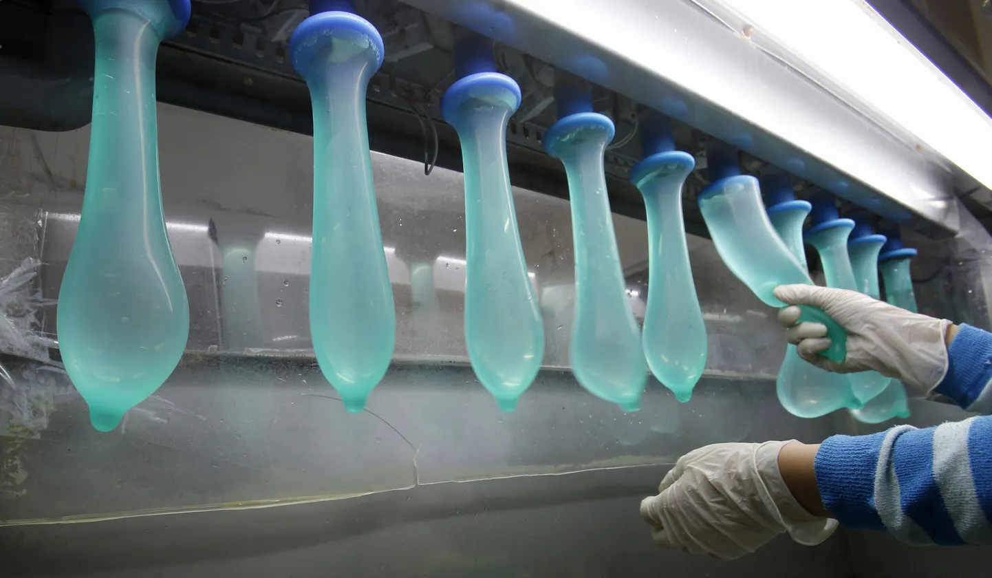 Töötaja testib Malaisia Karexi kondoomitehases toodangut.