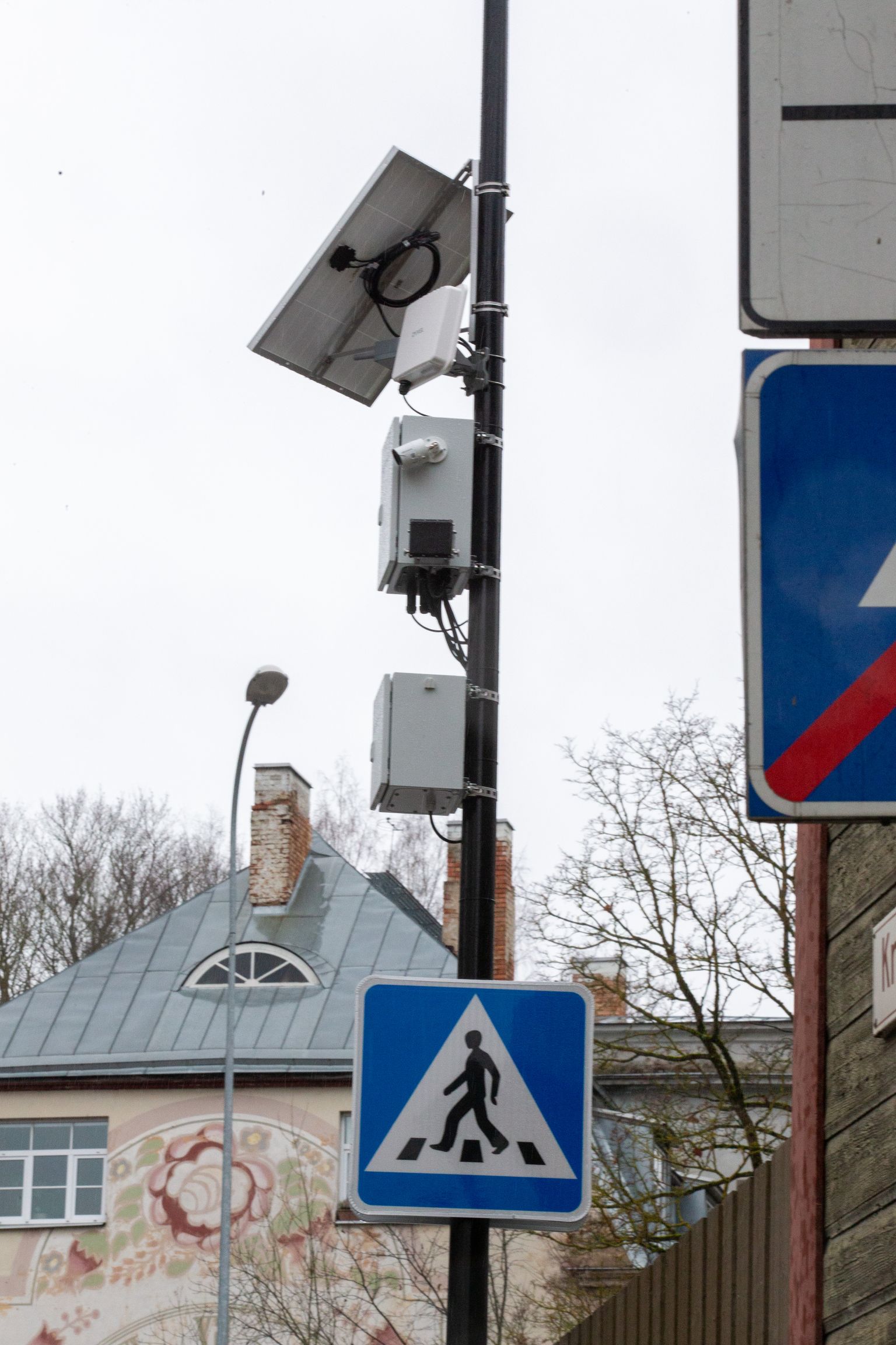 Kroonuaia tänavale rajatud nutikas ülekäigurada saab tulevikus saata autole sõnumeid.