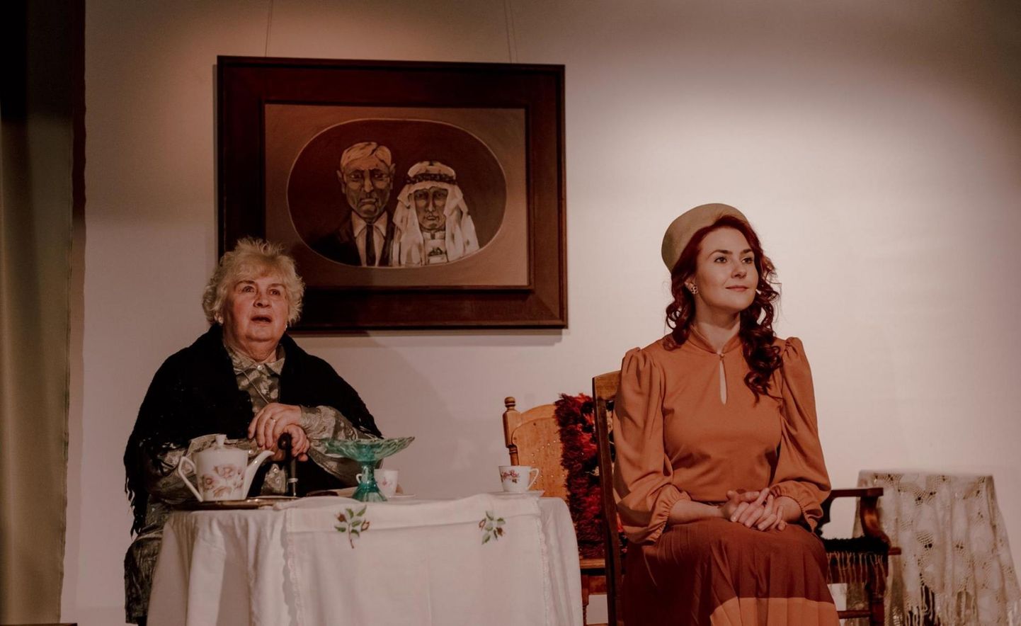 Fotol on paremal näitlejapreemia saanud Lea Pallon Ilona rollis, vasakul Läsna Teatri raudvara Ida Norvaiš Niskamäe vanaperenaise Loviisa rollis.