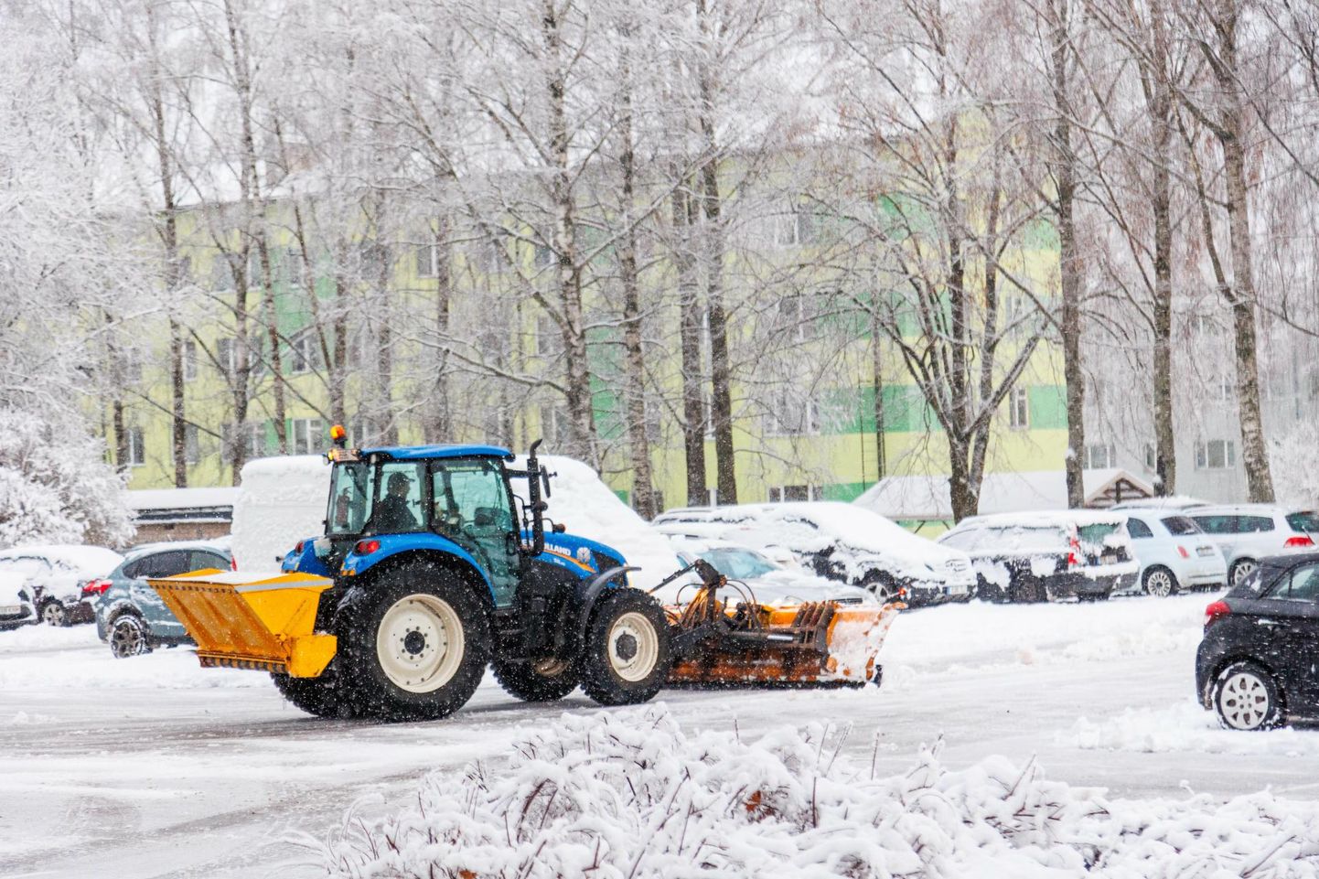 Трактор убирает снег. Фото иллюстративное.