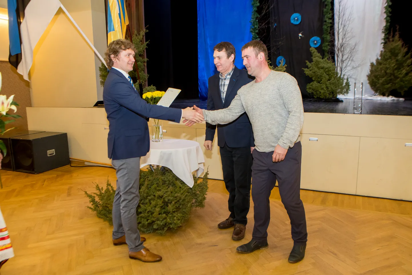 AKTIIVSE SPORTLIKU TEGEVUSE EEST sai tunnustuse perekond Kruuser. Pildile jäid Arvet ja Janar Kruuser, kellele andis tunnustuse üle Salme osavallakogu esimees Andrus Raun.