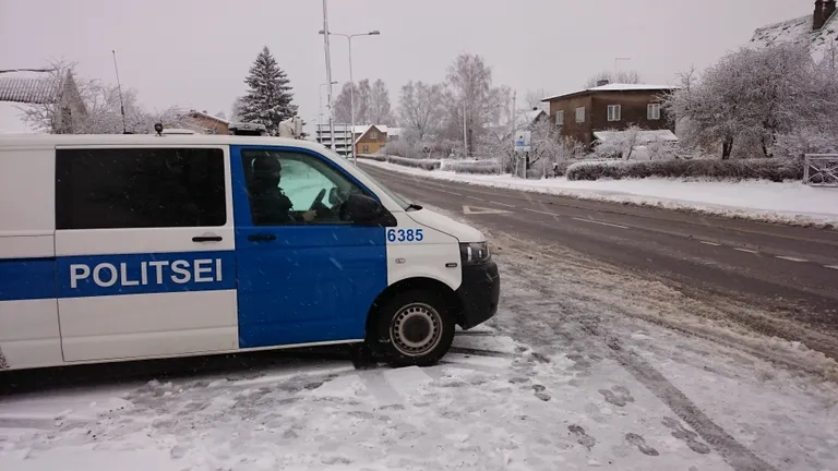 Karksi-Nuias kontrollivad autosid automaatidega politseipatrullid. Foto: