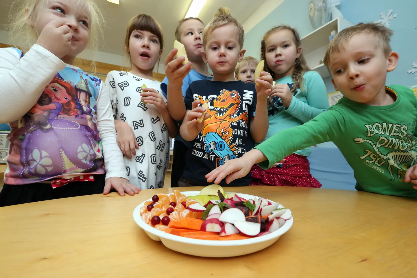 Pääsupesa lasteaia Pääsusaba rühma lapsed krõmpsutavad hea meelega puu- ja juurvilju, mis on nende lasteaia kõigis rühmades päev läbi laua peal. Porgandid ja kaalikad sellel vaagnal on keskkonnasäästlikult kasvatatud talukaup.