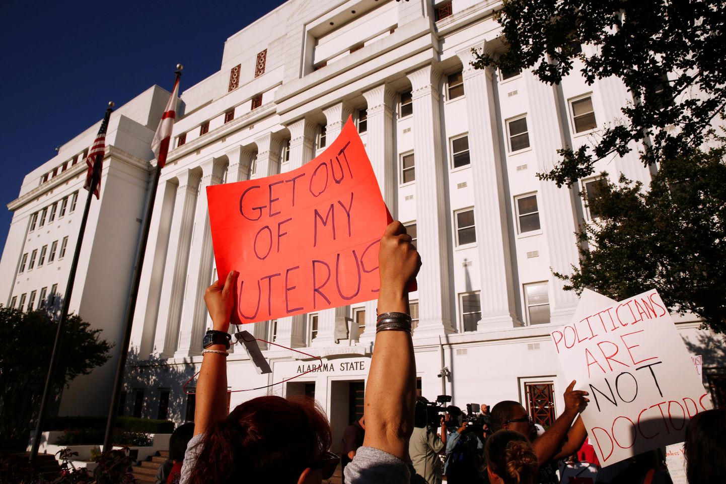 Seaduseelnõu vastuvõtmise järel kogunesid Alabama osariigis meeleavaldajad, kelle plakatitel olid kirjad «Poliitikud ei ole arstid» ja «Hoia eemale minu emakast».