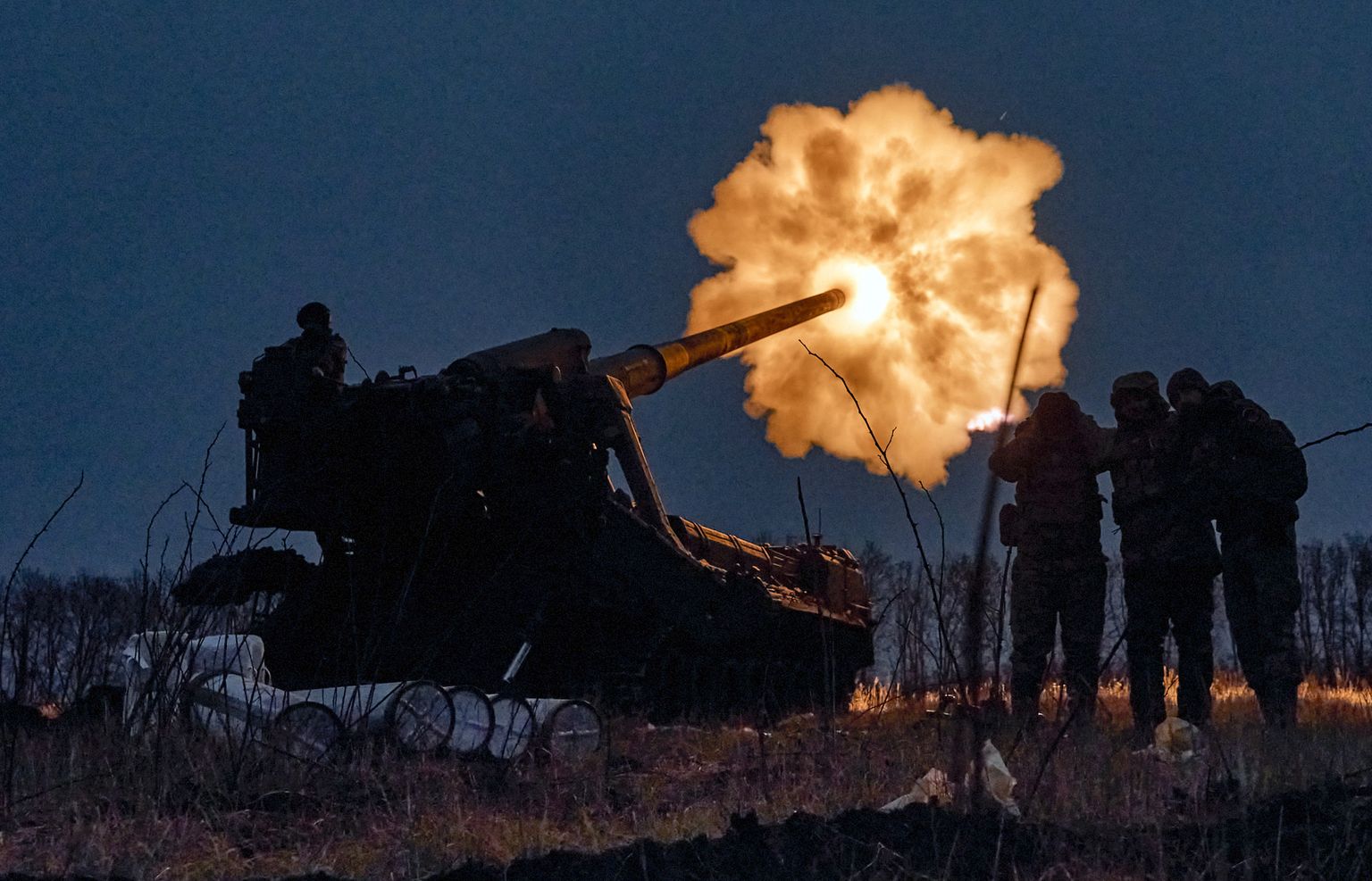 Ukraina sõdurid tulistamas venelaste positsioone Bahmuti lähedal Pion suurtükisüsteemiga.