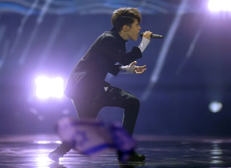 Lihtne poiss laulab valguslaigus nii, et külmavärinad jooksevad üle selja – Kristian Kostov teenis 12 punkti ka Eestist.