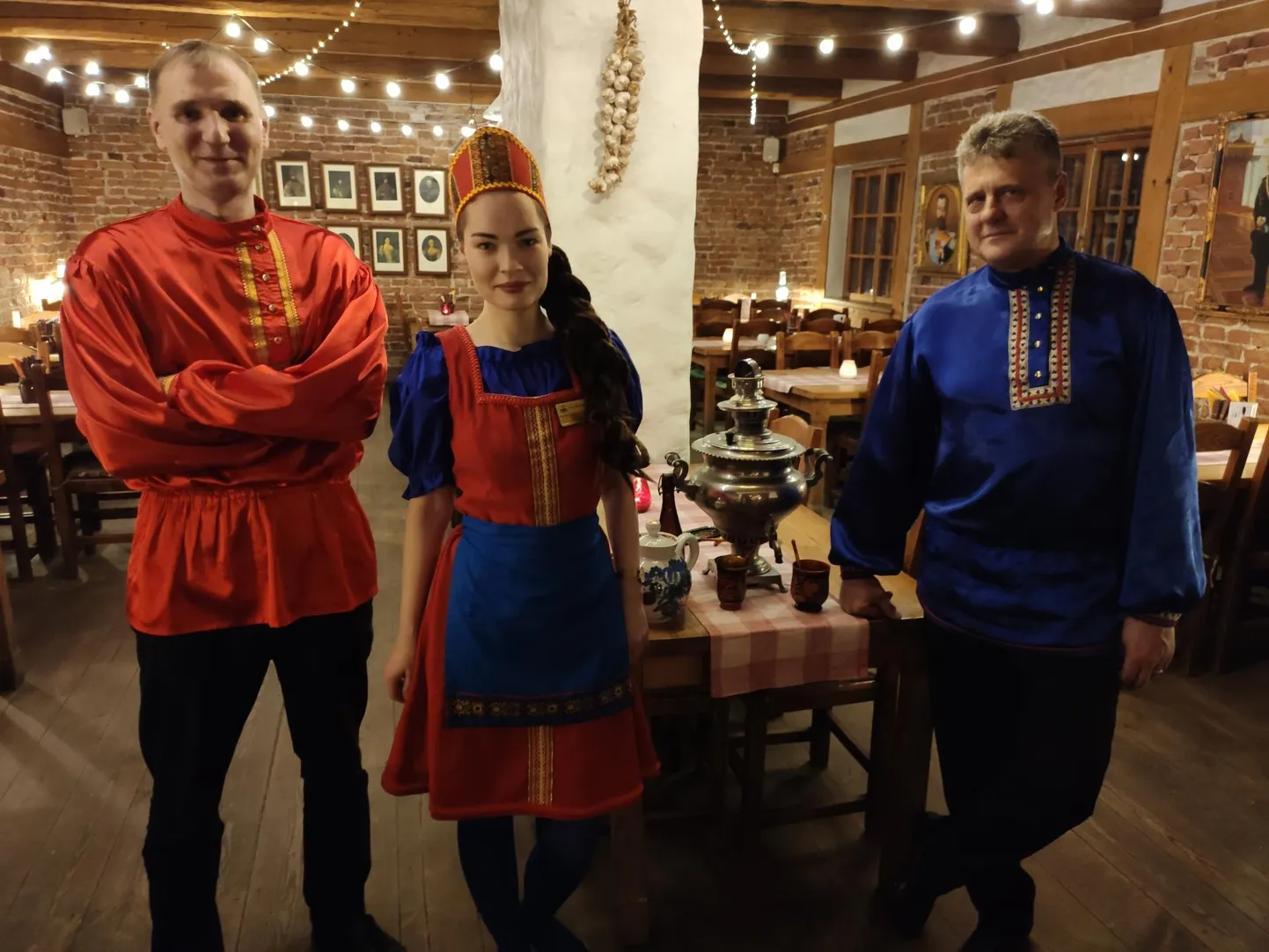 Triin Ollino (keskel) trahterist Postipoiss valiti tänavu Eesti parimaks klienditeenindajaks.