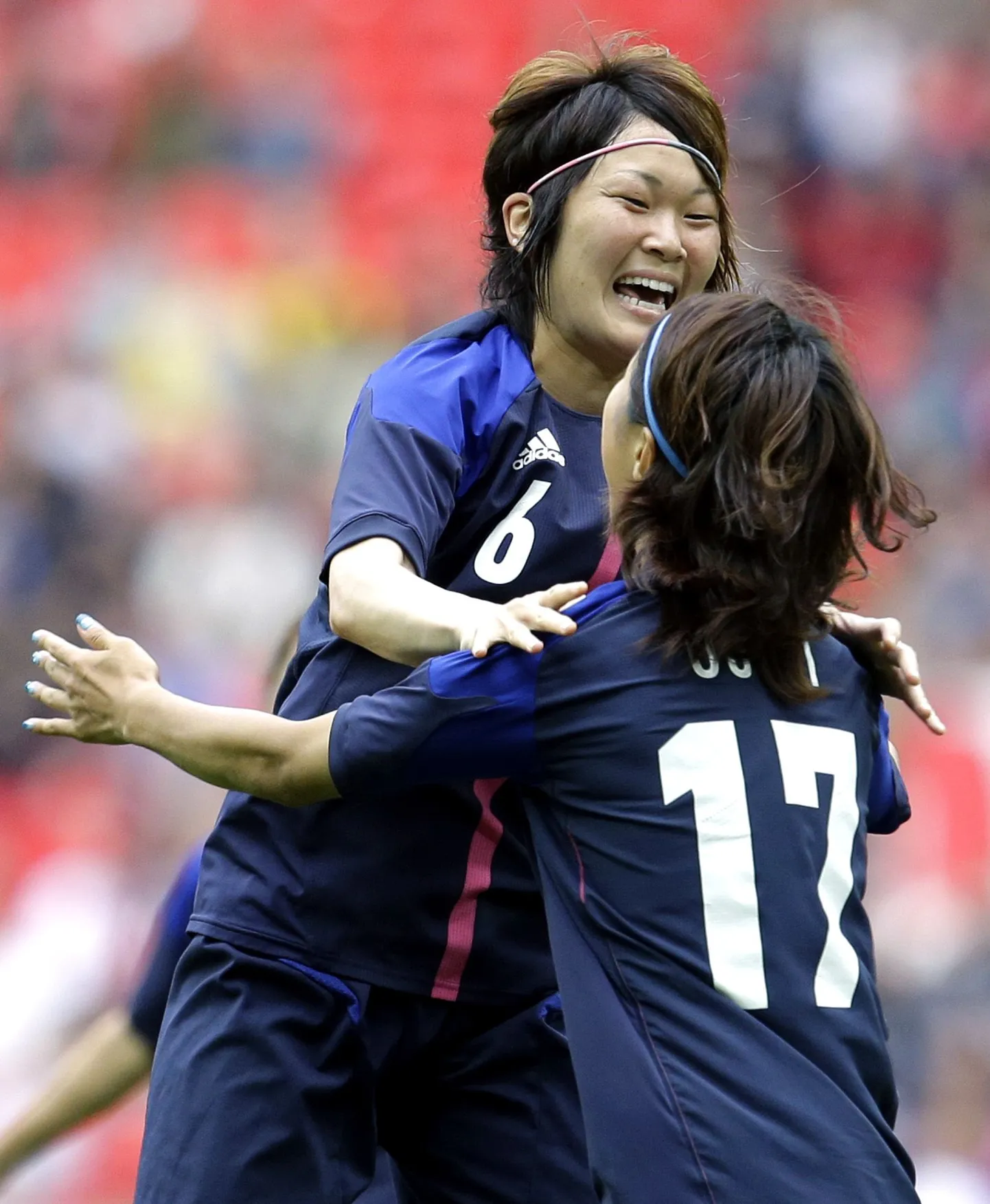 Mizuho Sakaguchi (vasakul) tähistamas oma väravat Yuki Ogimiga